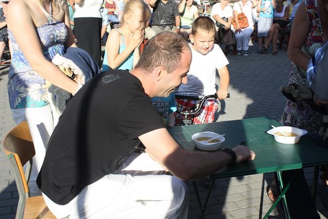 Udana biesiada przy kościele  - zdjęcia