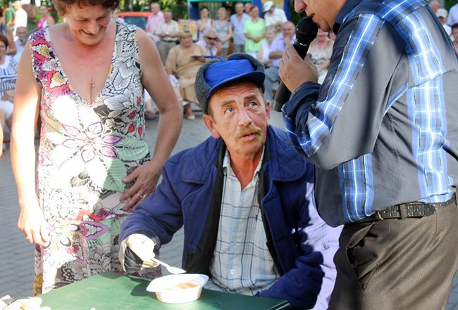 Udana biesiada przy kościele  - zdjęcia