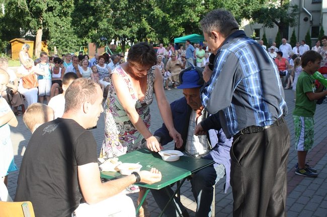 Udana biesiada przy kościele  - zdjęcia