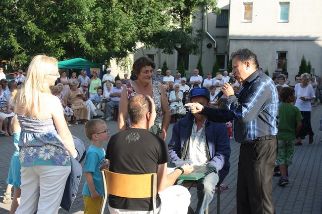 Udana biesiada przy kościele  - zdjęcia