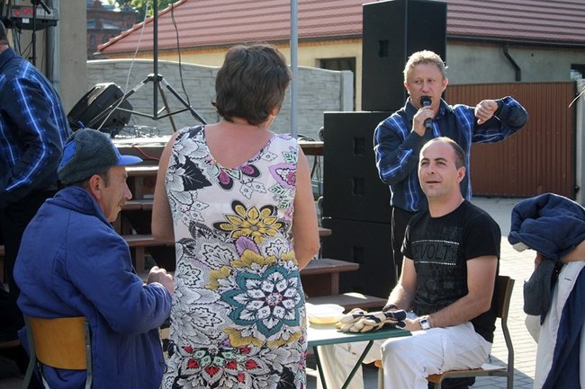 Udana biesiada przy kościele  - zdjęcia