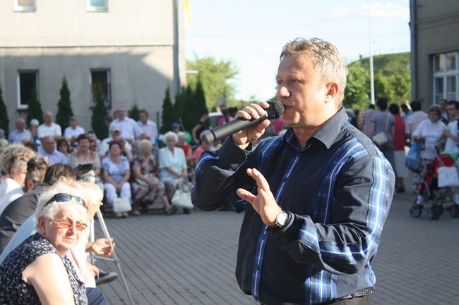 Udana biesiada przy kościele  - zdjęcia