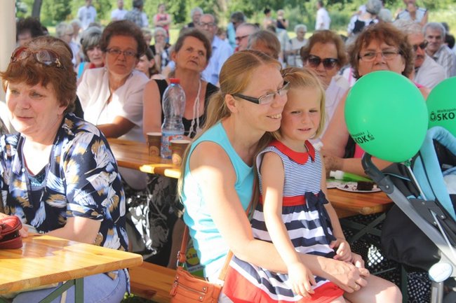 Udana biesiada przy kościele  - zdjęcia