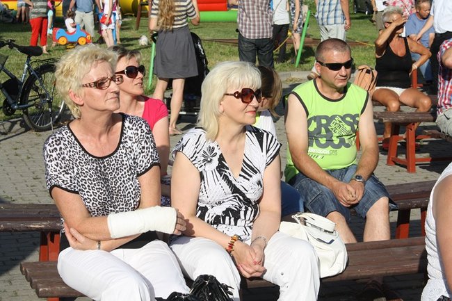 Udana biesiada przy kościele  - zdjęcia