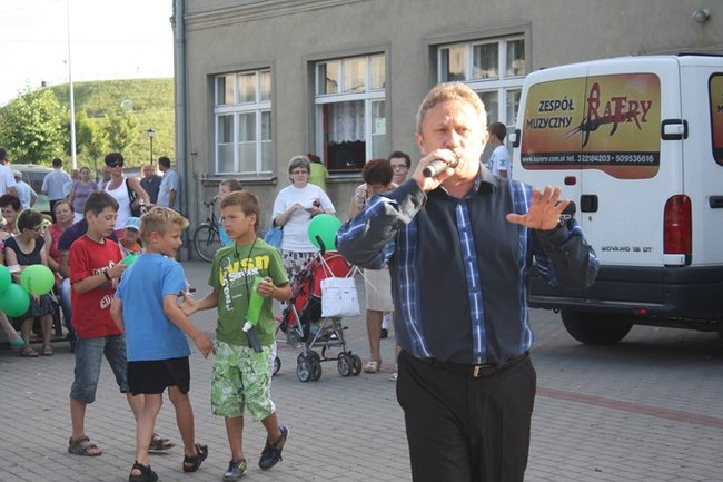 Udana biesiada przy kościele  - zdjęcia