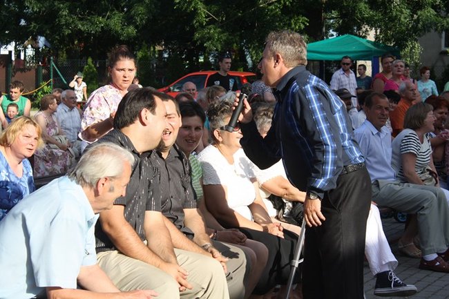 Udana biesiada przy kościele  - zdjęcia