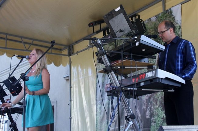 Udana biesiada przy kościele  - zdjęcia