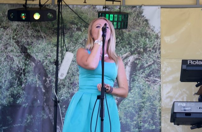 Udana biesiada przy kościele  - zdjęcia