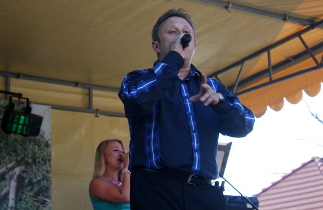 Udana biesiada przy kościele  - zdjęcia