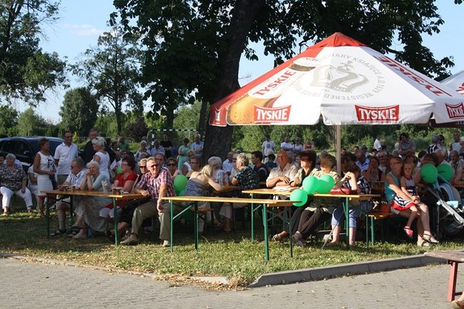Udana biesiada przy kościele  - zdjęcia