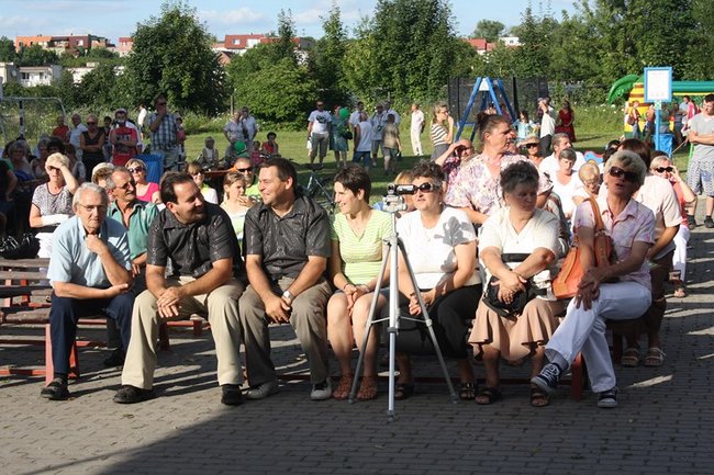 Udana biesiada przy kościele  - zdjęcia