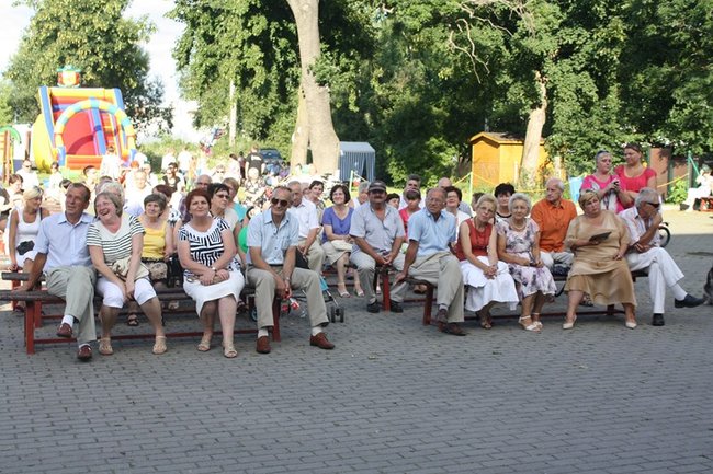 Udana biesiada przy kościele  - zdjęcia