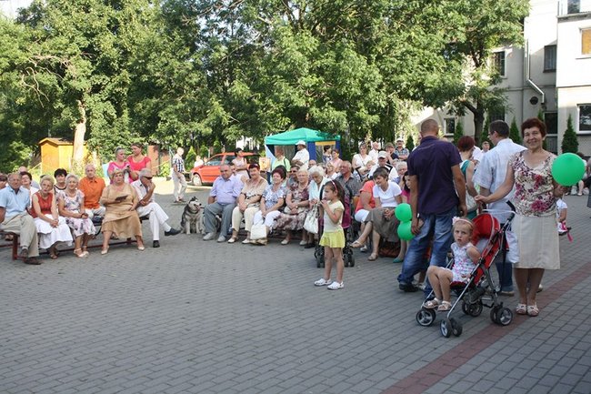 Udana biesiada przy kościele  - zdjęcia