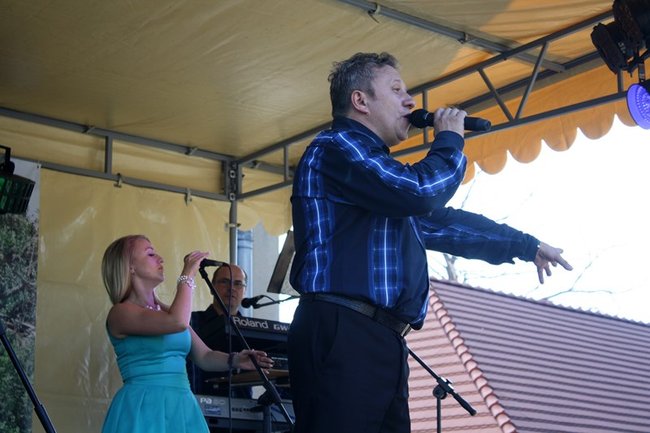 Udana biesiada przy kościele  - zdjęcia