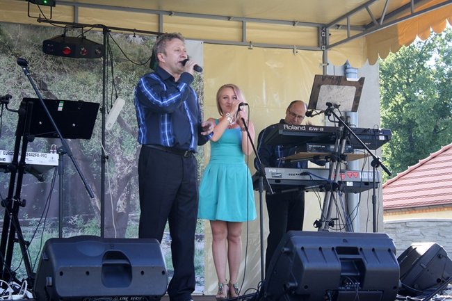 Udana biesiada przy kościele  - zdjęcia