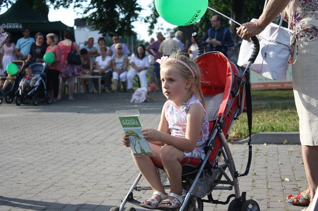 Udana biesiada przy kościele  - zdjęcia