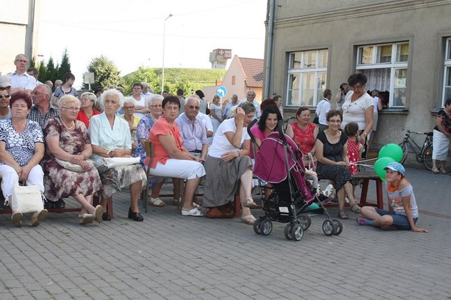 Udana biesiada przy kościele  - zdjęcia