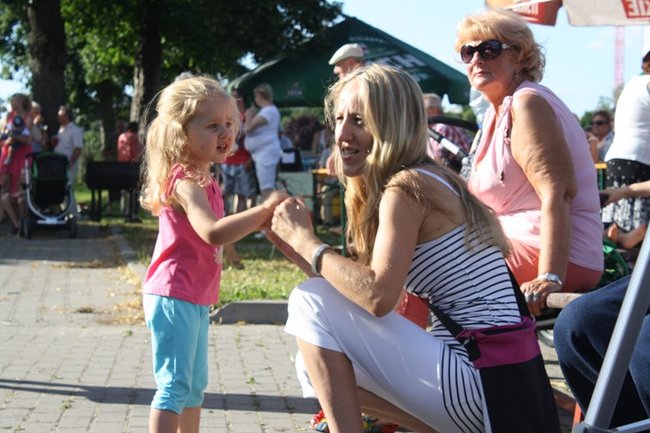 Udana biesiada przy kościele  - zdjęcia