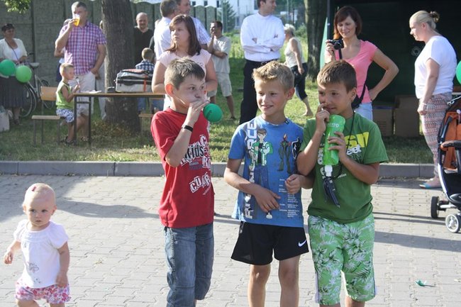 Udana biesiada przy kościele  - zdjęcia