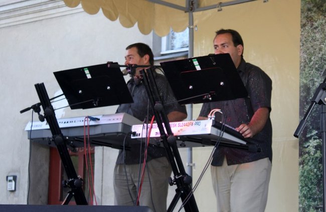 Udana biesiada przy kościele  - zdjęcia