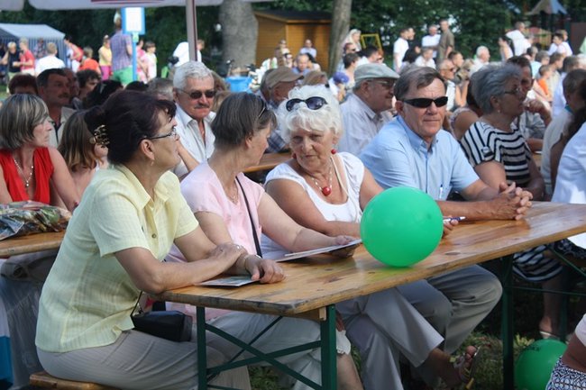 Udana biesiada przy kościele  - zdjęcia