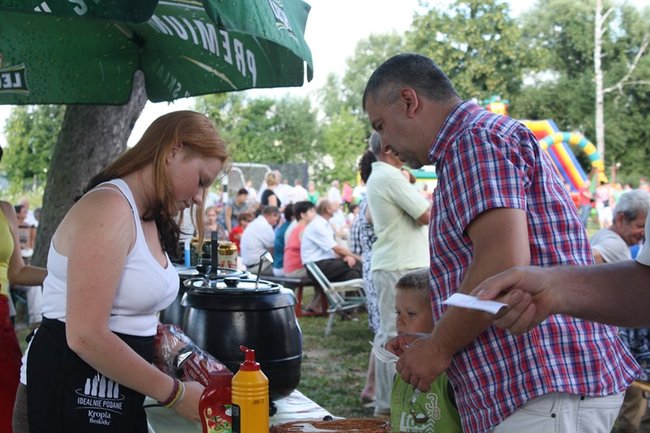 Udana biesiada przy kościele  - zdjęcia