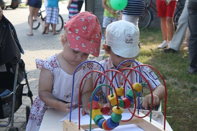 Udana biesiada przy kościele  - zdjęcia