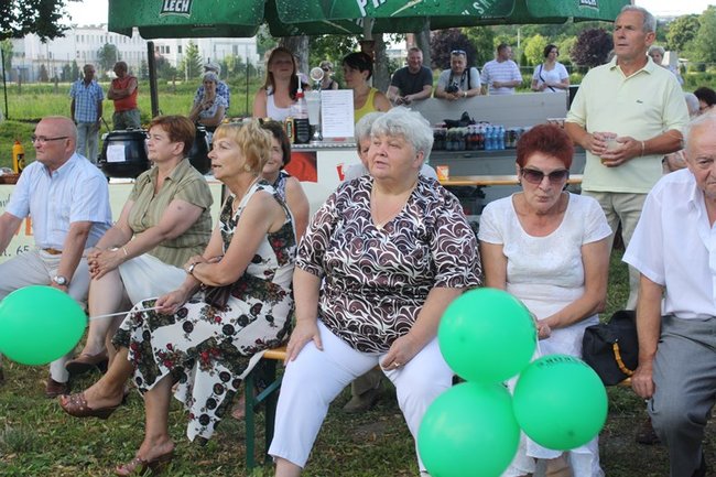 Udana biesiada przy kościele  - zdjęcia