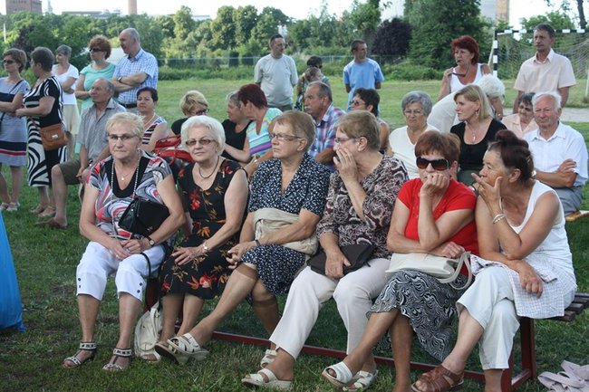 Udana biesiada przy kościele  - zdjęcia