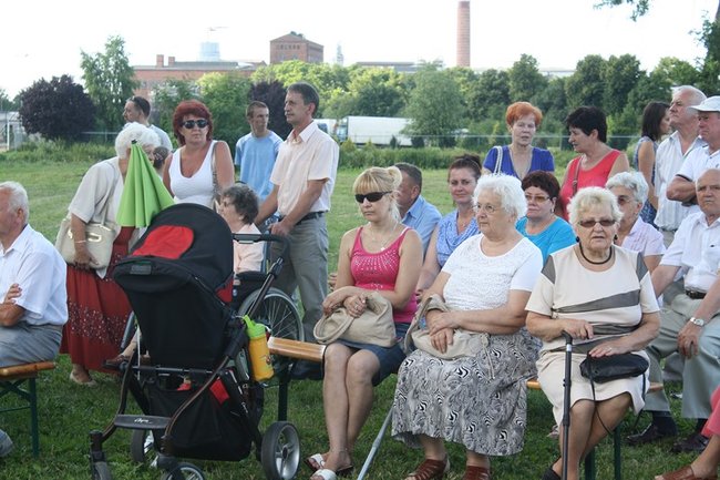 Udana biesiada przy kościele  - zdjęcia