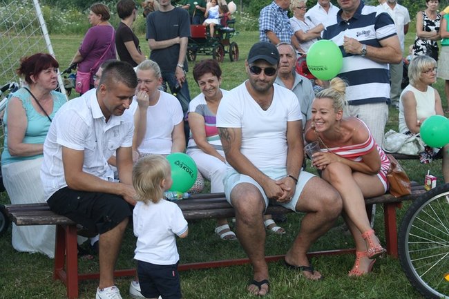 Udana biesiada przy kościele  - zdjęcia