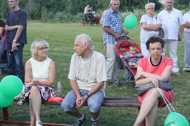 Udana biesiada przy kościele  - zdjęcia