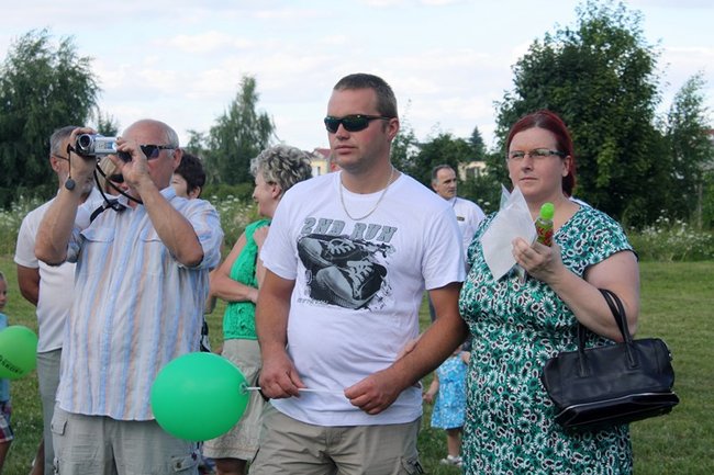 Udana biesiada przy kościele  - zdjęcia