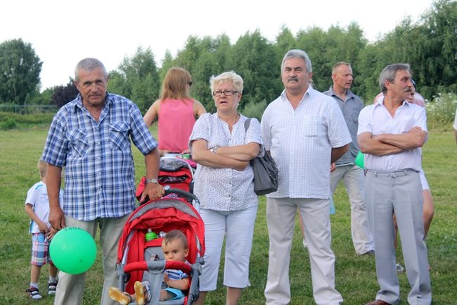 Udana biesiada przy kościele  - zdjęcia