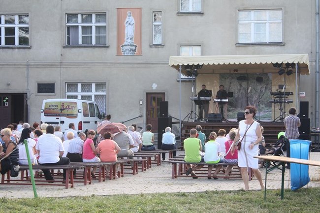 Udana biesiada przy kościele  - zdjęcia