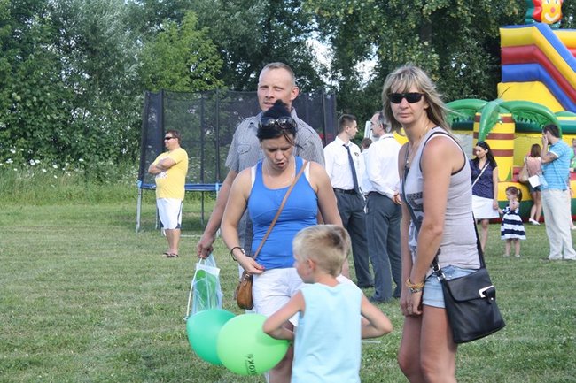 Udana biesiada przy kościele  - zdjęcia