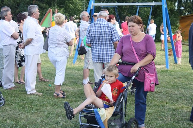Udana biesiada przy kościele  - zdjęcia