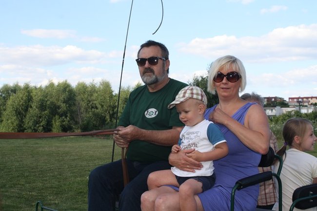 Udana biesiada przy kościele  - zdjęcia