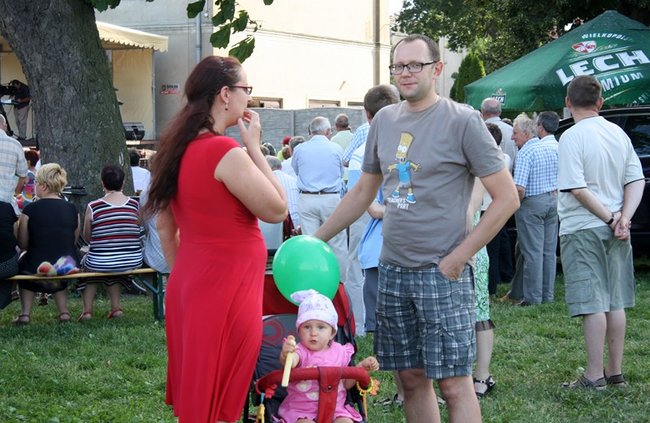 Udana biesiada przy kościele  - zdjęcia