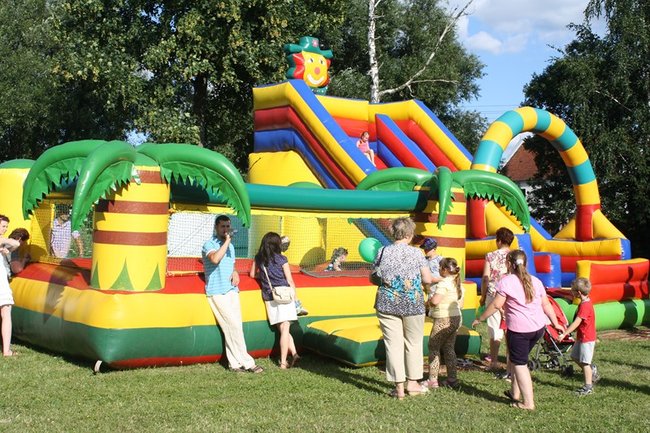 Udana biesiada przy kościele  - zdjęcia
