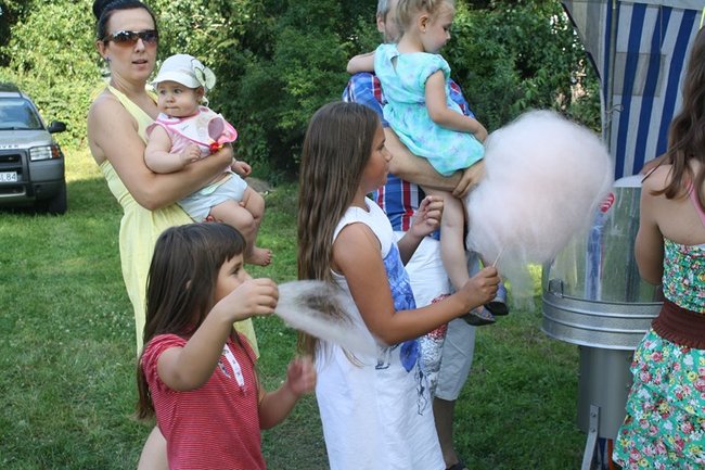 Udana biesiada przy kościele  - zdjęcia