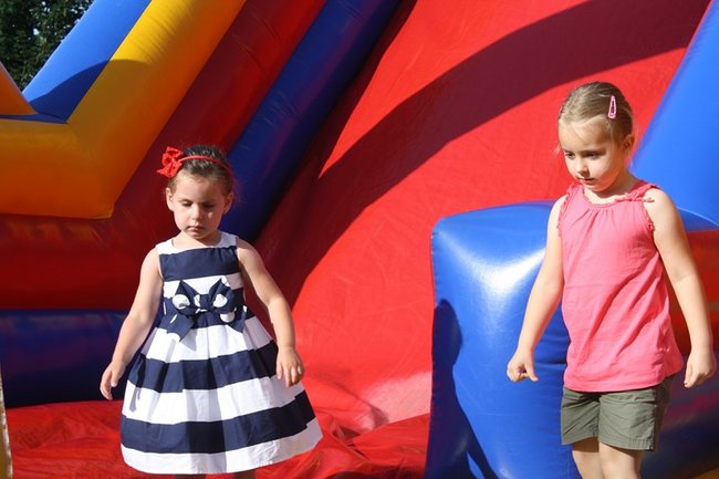 Udana biesiada przy kościele  - zdjęcia