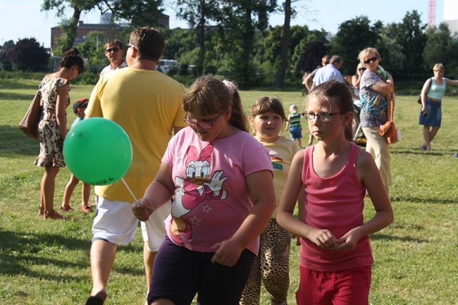 Udana biesiada przy kościele  - zdjęcia