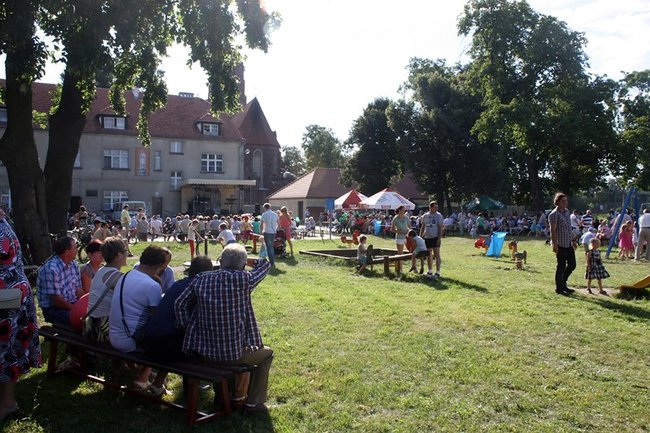 Udana biesiada przy kościele  - zdjęcia