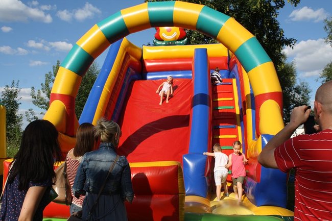 Udana biesiada przy kościele  - zdjęcia