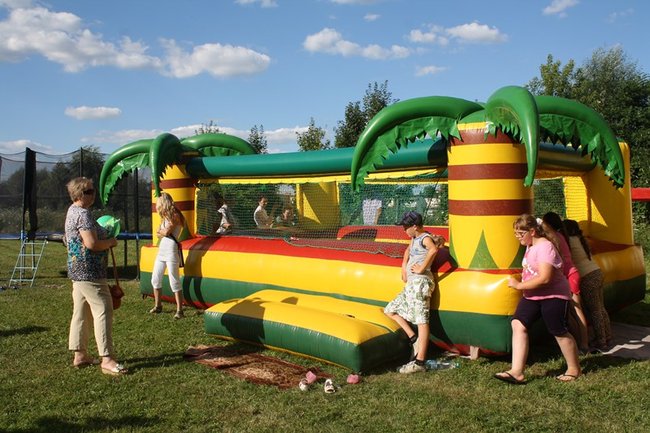 Udana biesiada przy kościele  - zdjęcia