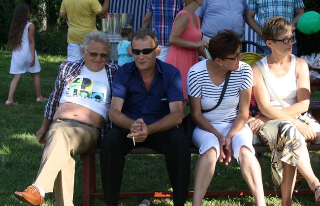 Udana biesiada przy kościele  - zdjęcia