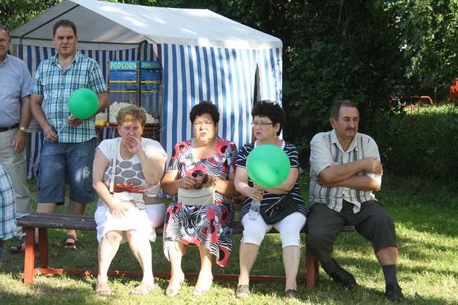 Udana biesiada przy kościele  - zdjęcia