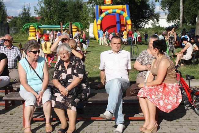 Udana biesiada przy kościele  - zdjęcia