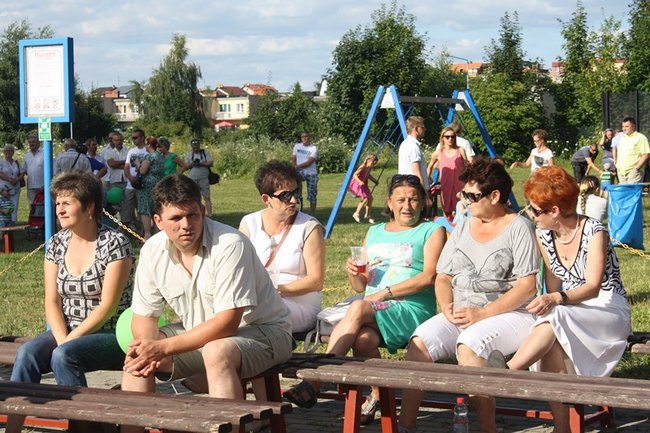 Udana biesiada przy kościele  - zdjęcia